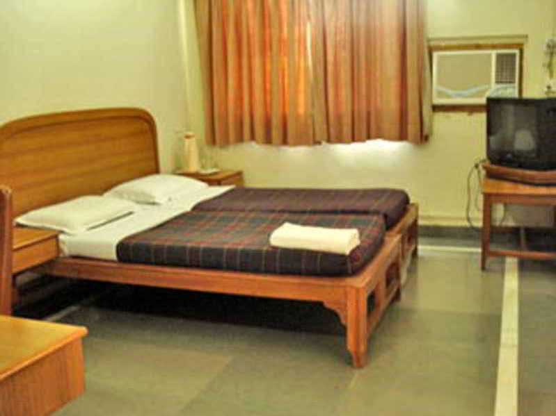 Hotel Meru Pune Exteriör bild
